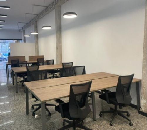 Mesas de coworking para alquiler de puestos de trabajo. Instalación LA OFICINA ONLINE.